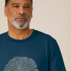 Tshirt homme manche courte en coton biologique de couleur bleu denim avec le dessin d'une coupe de bois formée par des petits animaux la sérigraphie est de couleur beige.