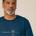 Tshirt manche courte en coton bio pour homme de couleur bleu denim avec un dessin représentant une baleine avec des motifs polynésiens et la sérigraphie est de couleur beige .