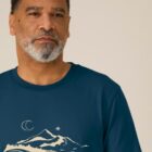 Tshirt homme manche courte en coton biologique couleur bleu denim avec le dessin d'une montagne et inscrit silence de sérigraphie beige.
