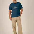 Tshirt homme manche courte en coton biologique couleur bleu denim avec le dessin d'une montagne et inscrit silence de sérigraphie beige.