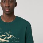Tshirt homme manche courte en coton biologique couleur vert sapin avec le dessin d'une montagne et inscrit silence de sérigraphie beige.