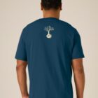 Tshirt homme manche courte en coton biologique de couleur bleu denim vue de dos avec le dessin de la marque entre les épaules et la sérigraphie est de couleur beige.