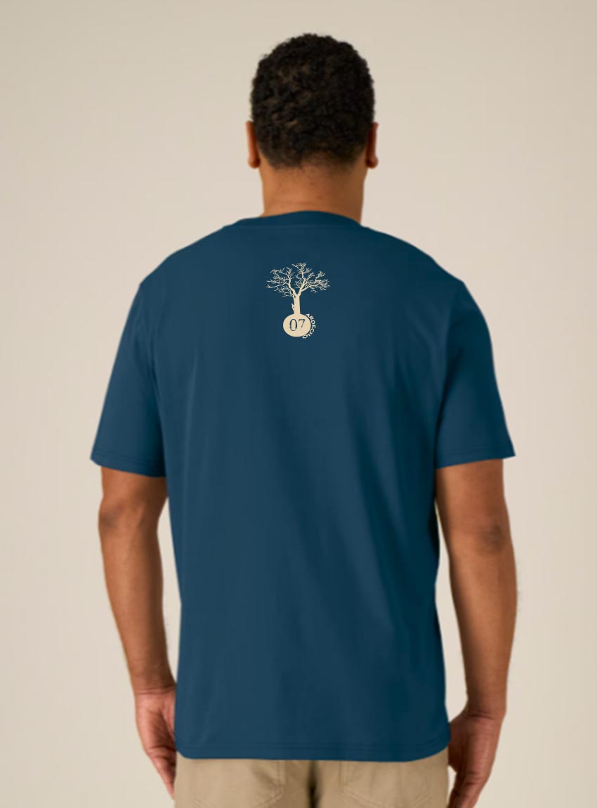 Tshirt homme manche courte en coton biologique de couleur bleu denim vue de dos avec le dessin de la marque entre les épaules et la sérigraphie est de couleur beige.