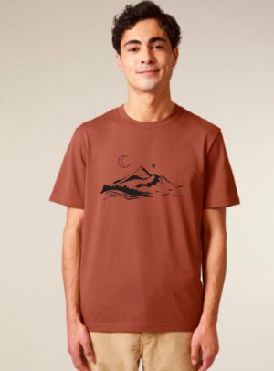 Tshirt homme manche courte en coton biologique couleur terracotta avec le dessin d'une montagne et inscrit silence de sérigraphie noir