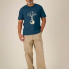Tshirt homme manche courte couleur bleu denim avec le dessin d'un arbre sur une planète et sérigraphie de couleur beige.