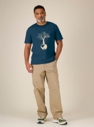 Tshirt homme manche courte couleur bleu denim avec le dessin d'un arbre sur une planète et sérigraphie de couleur beige.