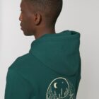 Sweat pour homme et femme avec capuche en coton biologique de couleur vert sapin avec un dessin dans le dos représentant le yin et yang de la nature, d'un coté les montagnes et de l'autre la plage la sérigraphie est de couleur beige.
