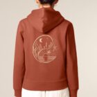 Sweat pour femme et homme en coton biologique de couleur terracotta avec un dessin dans le dos représentant le yin et yang de la nature, d'un coté les montagnes et de l'autre la plage la sérigraphie est de couleur beige.