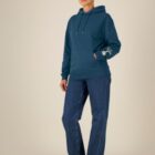 Sweat pour femme et homme en coton biologique de couleur bleu denim avec un dessin sur la manche d'un arbre et d'une planète, la sérigraphie est de couleur beige.