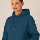 Sweat pour femme et homme à capuche de couleur bleu denim.