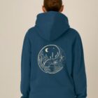 Sweat pour femme et homme en coton biologique de couleur bleu denim avec un dessin dans le dos représentant le yin et yang de la nature, d'un coté les montagnes et de l'autre la plage la sérigraphie est de couleur beige.