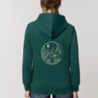 Sweat pour femme et homme en coton biologique de couleur vert sapin avec un dessin dans le dos représentant le yin et yang de la nature, d'un coté les montagnes et de l'autre la plage la sérigraphie est de couleur beige.