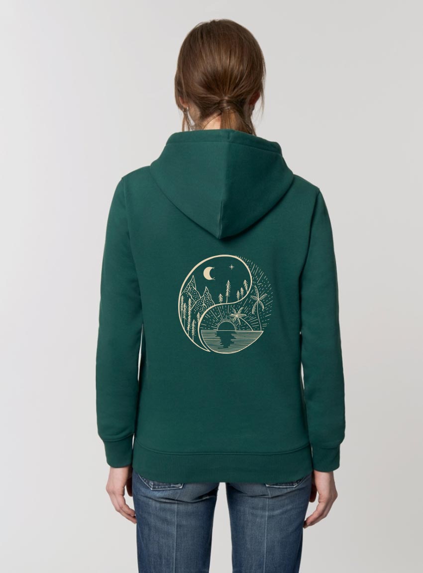 Sweat pour femme et homme en coton biologique de couleur vert sapin avec un dessin dans le dos représentant le yin et yang de la nature, d'un coté les montagnes et de l'autre la plage la sérigraphie est de couleur beige.