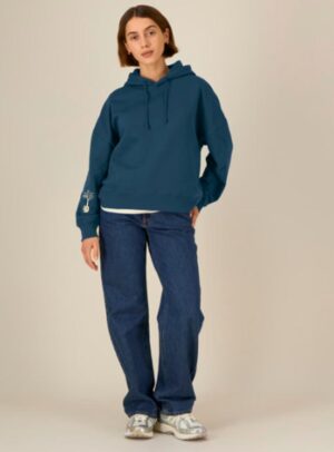 Sweat bio femme avec capuche de couleur bleu denim avec le dessin de la marque sur la manche représentant un homme qui grimpe sur un arbre au dessus de la planète. La couleur de sérigraphie est beige.