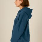 Sweat bio femme avec capuche de couleur bleu denim avec un dessin dans le dos représentant les cinq éléments de la nature. La couleur de sérigraphie est beige.
