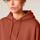 Sweat bio femme avec capuche de couleur terracotta.