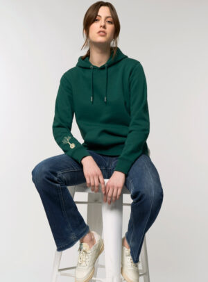 Sweat pour femme et homme en coton biologique de couleur vert sapin avec un dessin sur la manche d'un arbre et d'une planète, la sérigraphie est de couleur beige.