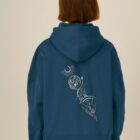 Sweat bio femme avec capuche de couleur bleu denim avec un dessin dans le dos représentant les cinq éléments de la nature. La couleur de sérigraphie est beige.