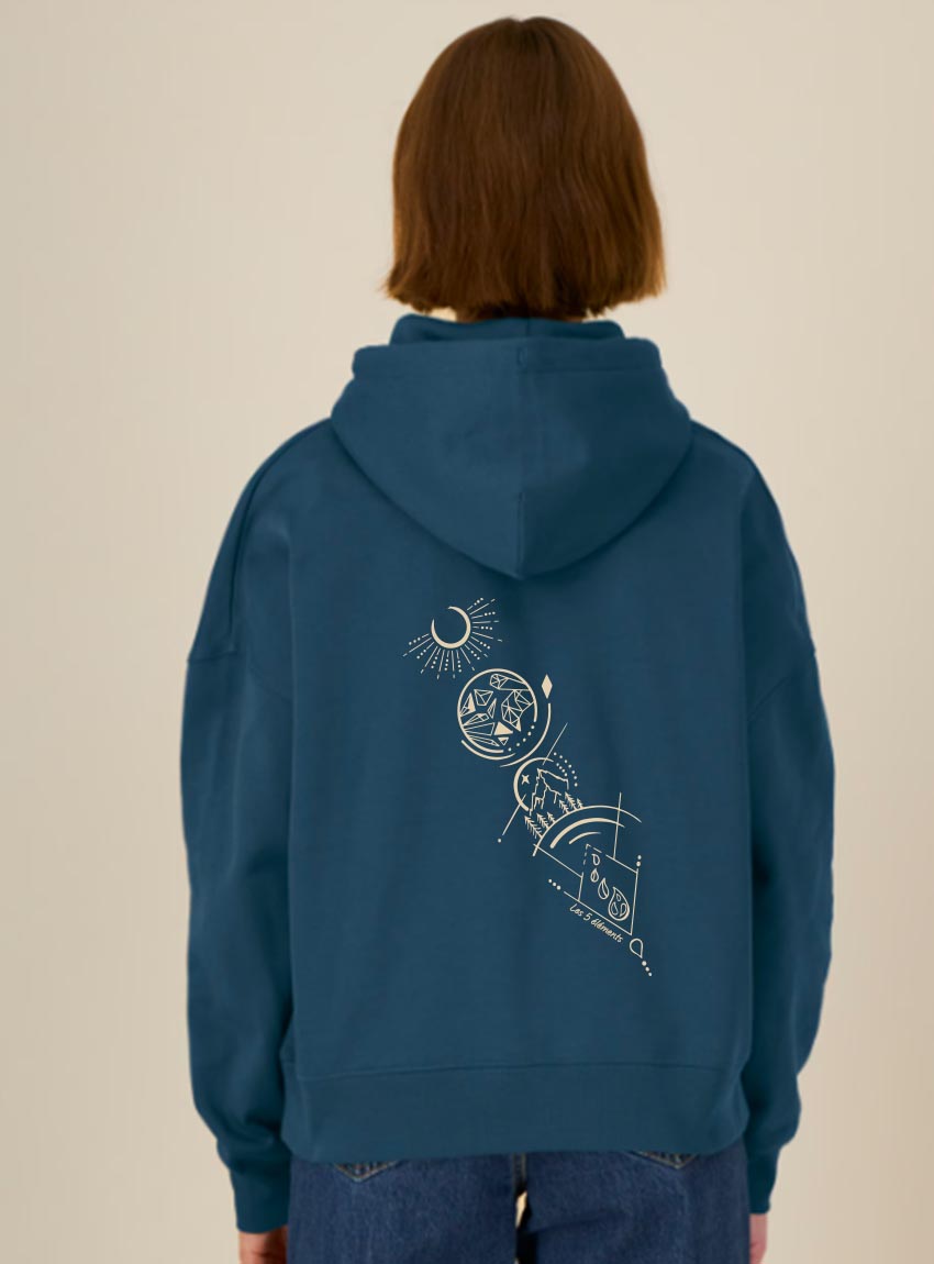 Sweat bio femme avec capuche de couleur bleu denim avec un dessin dans le dos représentant les cinq éléments de la nature. La couleur de sérigraphie est beige.