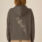 Sweat bio femme avec capuche de couleur mocha avec un dessin dans le dos représentant les cinq éléments de la nature. La couleur de sérigraphie est beige.