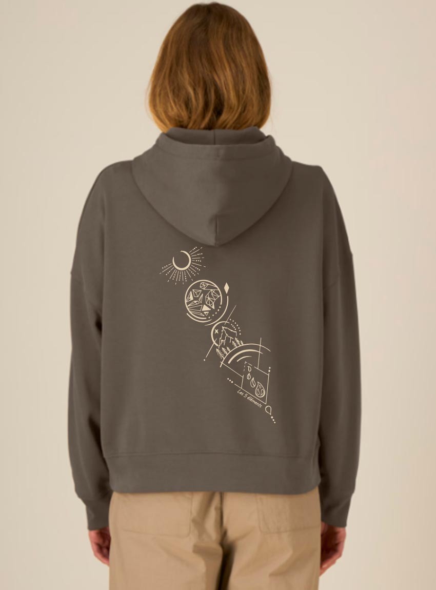 Sweat bio femme avec capuche de couleur mocha avec un dessin dans le dos représentant les cinq éléments de la nature. La couleur de sérigraphie est beige.