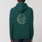 Sweat pour homme et femme en coton biologique de couleur vert sapin avec un dessin dans le dos représentant le yin et yang de la nature, d'un coté les montagnes et de l'autre la plage la sérigraphie est de couleur beige.