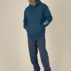 Sweat pour homme et femme en coton biologique de couleur bleu denim avec un dessin sur la manche d'un arbre et d'une planète, la sérigraphie est de couleur beige.