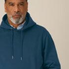 Sweat pour homme et femme à capuche de couleur bleu denim.