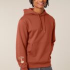 Sweat pour homme et femme en coton biologique de couleur terracotta avec un dessin sur la manche d'un arbre et d'une planète, la sérigraphie est de couleur beige.