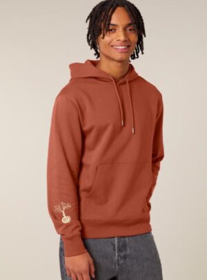 Sweat pour homme et femme en coton biologique de couleur terracotta avec un dessin sur la manche d'un arbre et d'une planète, la sérigraphie est de couleur beige.