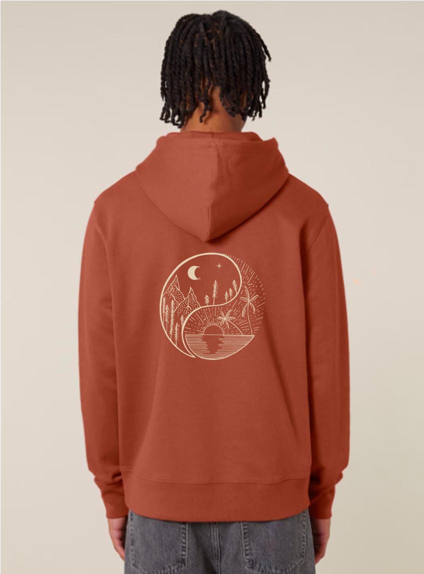 Sweat pour homme et femme en coton biologique de couleur terracotta avec un dessin dans le dos représentant le yin et yang de la nature, d'un coté les montagnes et de l'autre la plage la sérigraphie est de couleur beige.