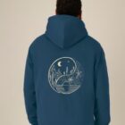 Sweat pour homme et femme en coton biologique de couleur bleu denim avec un dessin dans le dos représentant le yin et yang de la nature, d'un coté les montagnes et de l'autre la plage la sérigraphie est de couleur beige.