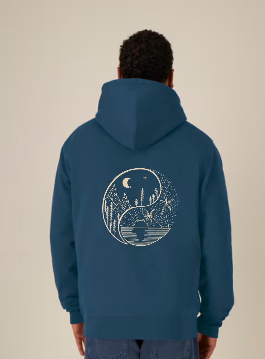 Sweat pour homme et femme en coton biologique de couleur bleu denim avec un dessin dans le dos représentant le yin et yang de la nature, d'un coté les montagnes et de l'autre la plage la sérigraphie est de couleur beige.
