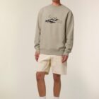 Sweat homme en coton biologique de couleur greige. avec la sérigraphie d'une montagne et écrit silence de couleur noir.