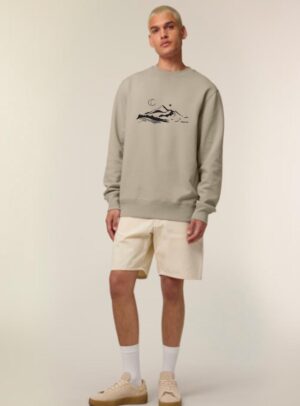 Sweat homme en coton biologique de couleur greige. avec la sérigraphie d'une montagne et écrit silence de couleur noir.