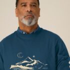Sweat homme en coton biologique de couleur denim. avec la sérigraphie d'une montagne et écrit silence de couleur beige.