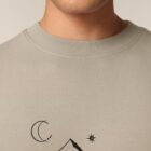 Sweat homme en coton biologique de couleur greige. avec la sérigraphie d'une montagne et écrit silence de couleur noir.