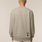 Sweat homme en coton biologique de couleur greige avec une sérigraphie noir en bas dans le dos représentant un arbre sur une planète.