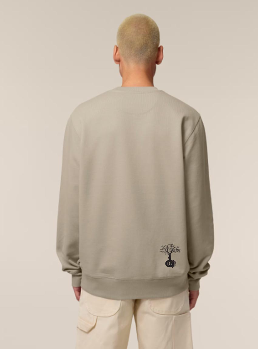 Sweat homme en coton biologique de couleur greige avec une sérigraphie noir en bas dans le dos représentant un arbre sur une planète.