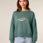 Sweat femme en coton biologique de couleur vert jade avec le dessin d'une montagne et écrit silence, la sérigraphie est de couleur beige.