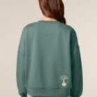Sweat femme en coton biologique de couleur vert jade avec une sérigraphie beige en bas dans le dos représentant un arbre sur une planète.