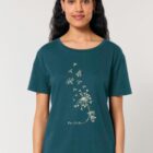 Tshirt femme à manche courte en coton biologique de couleur bleu ardoise avec un dessin d'abeilles s'envolant d'un pissenlit . Avec une inscription ' Bee la vie ', la sérigraphie est de couleur beige.
