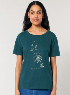 Tshirt femme à manche courte en coton biologique de couleur bleu ardoise avec un dessin d'abeilles s'envolant d'un pissenlit . Avec une inscription ' Bee la vie ', la sérigraphie est de couleur beige.