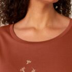 Tshirt femme à manche courte en coton biologique de couleur terracotta avec un dessin d'abeilles s'envolant d'un pissenlit . Avec une inscription ' Bee la vie ', la sérigraphie est de couleur beige