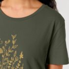 Tshirt femme à manche courte en coton biologique de couleur kaki avec un dessin de bouquet de fleurs en forme allongée. Avec une inscription ' La clef des champs', la sérigraphie est de couleur doré.
