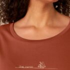 Tshirt femme manche courte en coton biologique de couleur terracotta avec un dessin représentant une baleine avec des motifs polynésiens en sérigraphie de couleur beige.