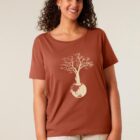 Tshirt femme manche courte couleur terracotta avec le dessin d'un arbre sur une planète et sérigraphie de couleur beige.