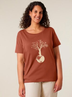 Tshirt femme manche courte couleur terracotta avec le dessin d'un arbre sur une planète et sérigraphie de couleur beige.