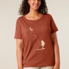 Tshirt femme à manche courte en coton biologique de couleur terracotta avec le dessin d'une personne sur la branche d'un arbre tenant la lune par un cerf volant. La couleur de la sérigraphie est beige.