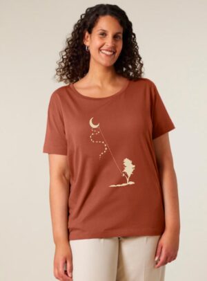 Tshirt femme à manche courte en coton biologique de couleur terracotta avec le dessin d'une personne sur la branche d'un arbre tenant la lune par un cerf volant. La couleur de la sérigraphie est beige.